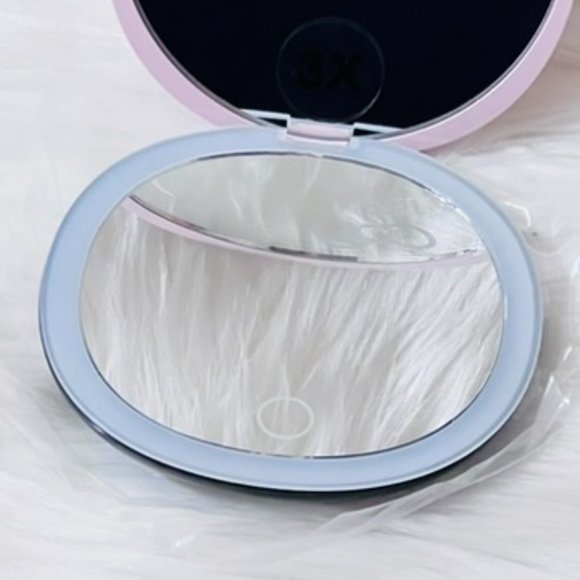 Hello Kitty® "The Swirl" LED‎ Compact Mirror - Picture 10 of 10